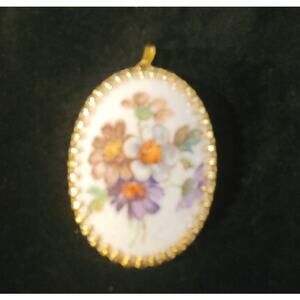 Vintage Sugar Cameo Pendant